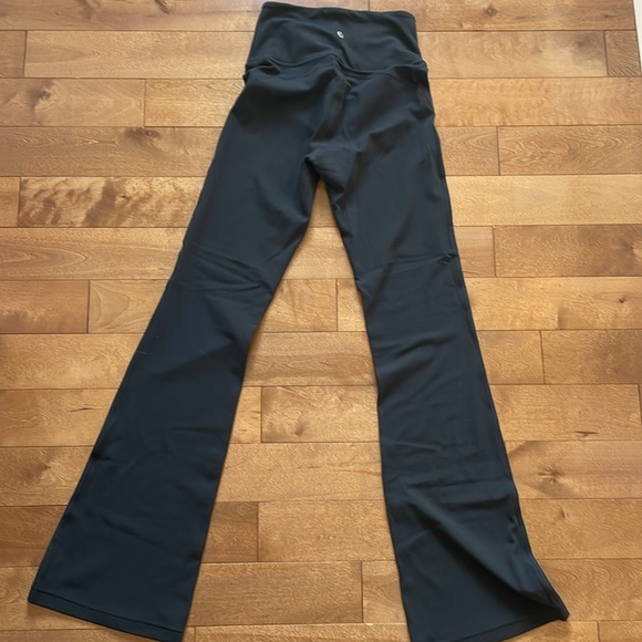 Groove Nulu Super-High-Rise Flared Pant
Regular - Picture 5 of 6